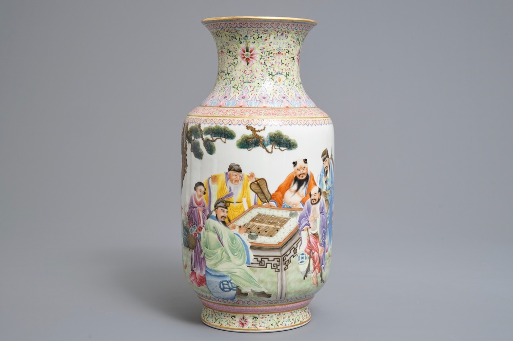Een Chinese famille rose lantaarnvormige vaas met go-spelers, Qianlong merk, Republiek, 20e eeuw