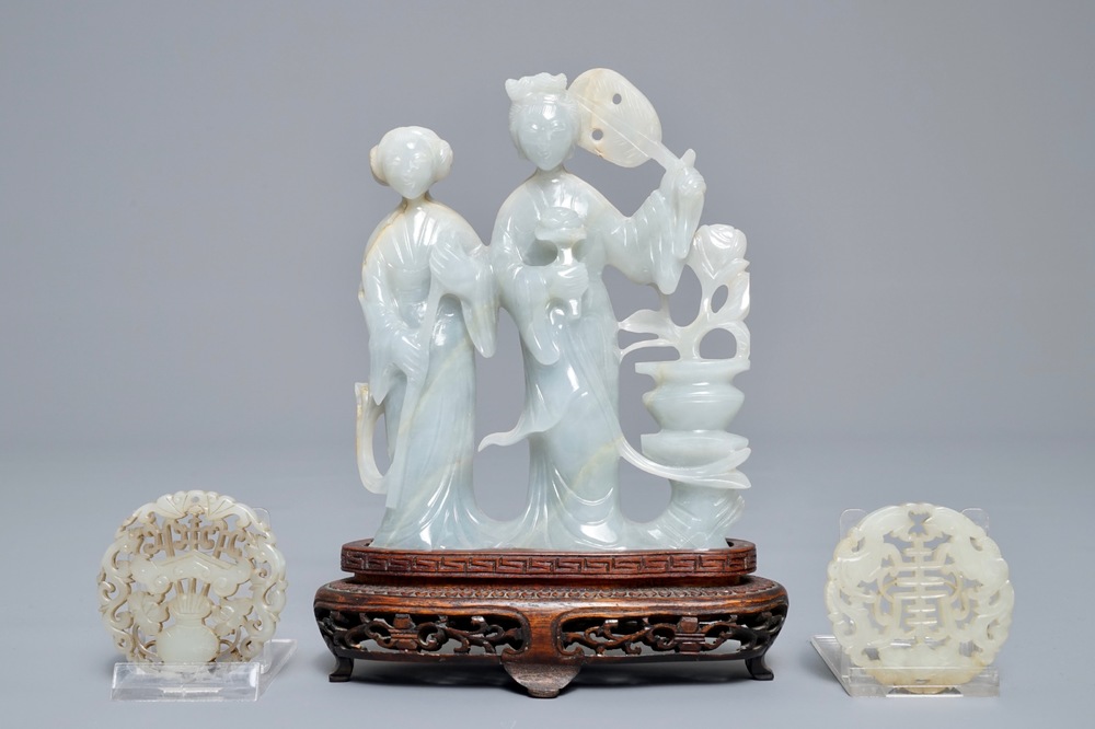 A Chinese jade group of two ladies and two reticulated buttons, 19/20th C.