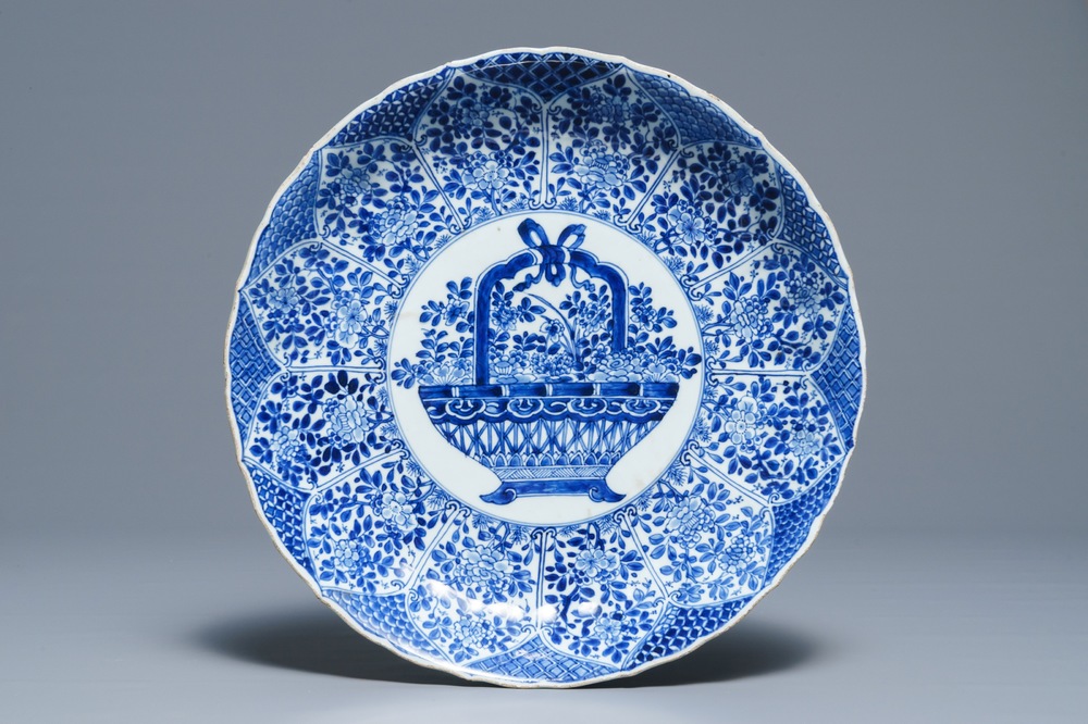 Een Chinese blauwwitte schotel met bloemenmand, Kangxi