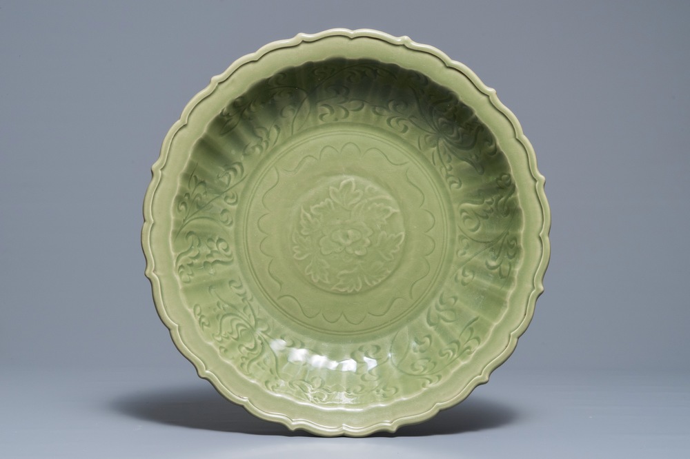 Un plat en porcelaine de Chine c&eacute;ladon de Longquan &agrave; d&eacute;cor incis&eacute;, Ming