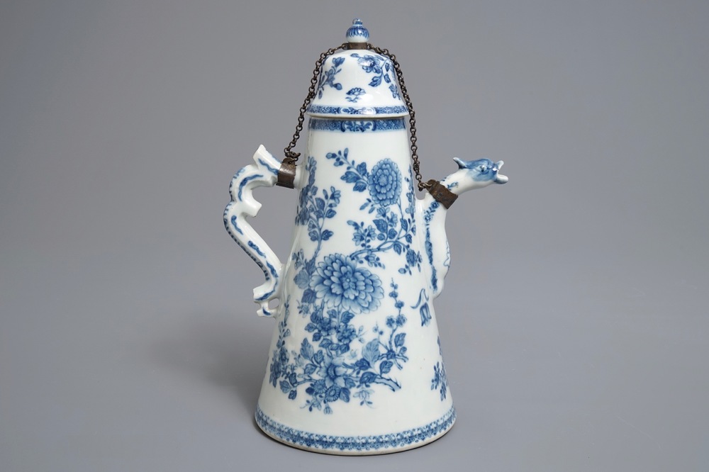 Une cafeti&egrave;re couverte en porcelaine de Chine bleu et blanc, Qianlong