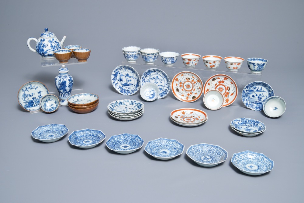 Een collectie divers Chinees blauwwit en polychroom porselein, Kangxi/Qianlong