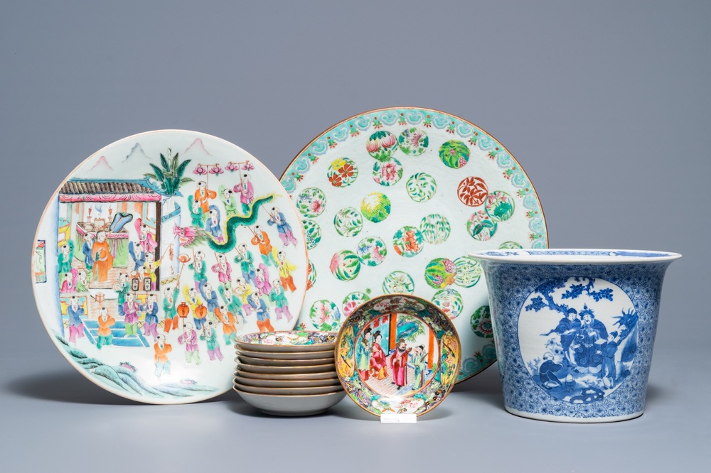 Twee Chinese famille rose schotels, een blauwwitte cachepot en negen Canton schotels, 19e eeuw