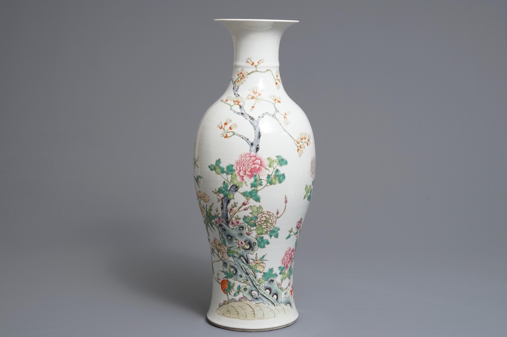 A Chinese famille rose vase with floral design, 19/20th C.