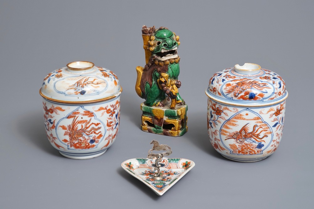 Une paire de pots couverts de style Imari, une coupe famille verte et un lion sancai en porcelaine de Chine, Kangxi