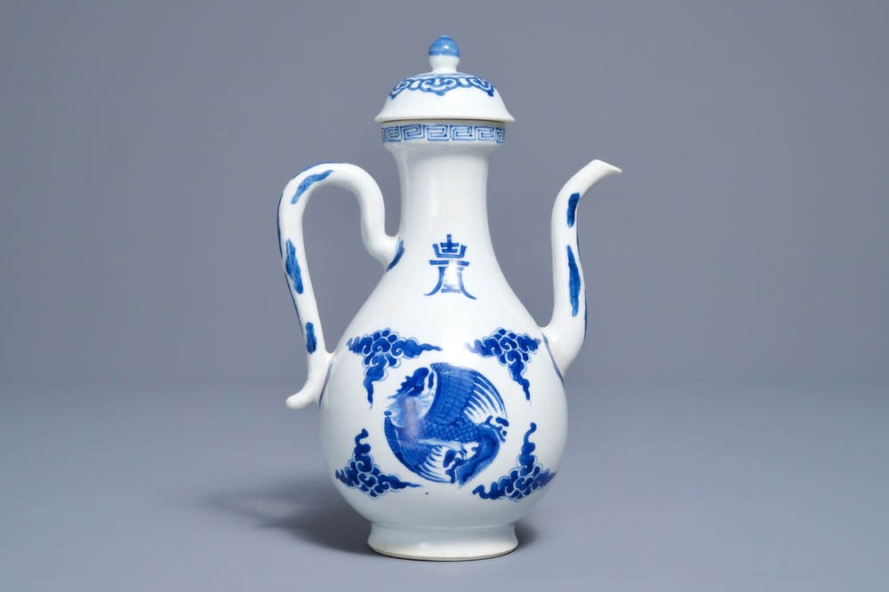 Une verseuse couverte en porcelaine de Chine bleu et blanc, Kangxi