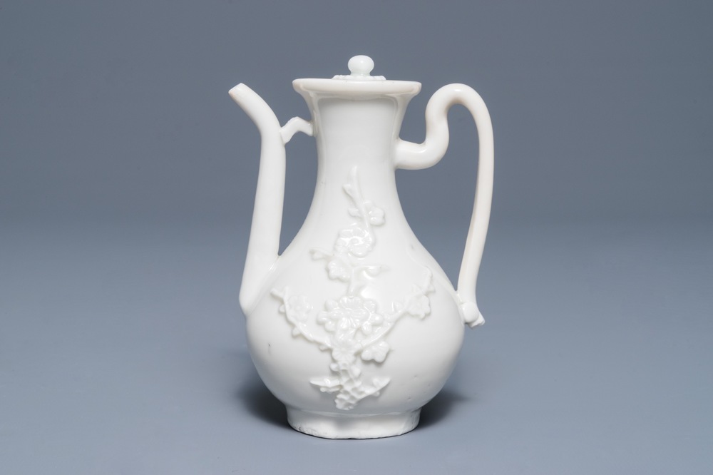Une verseuse &agrave; vin en porcelaine blanc de Chine de Dehua &agrave; d&eacute;cor appliqu&eacute;, Kangxi