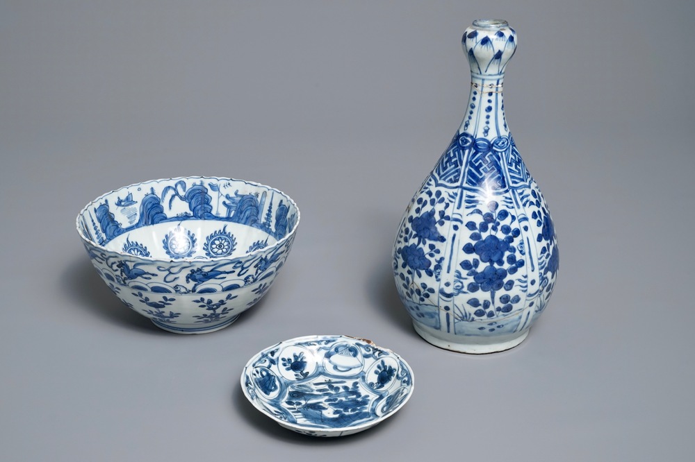 Un bol, un vase et une coupe en porcelaine de Chine bleu et blanc, Wanli