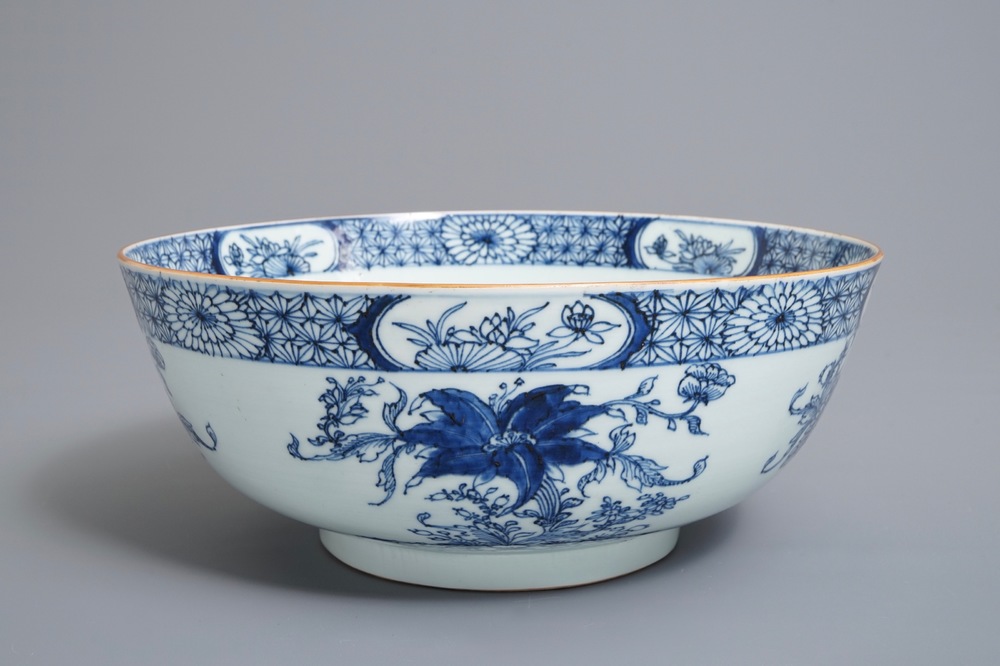 Un bol en porcelaine de Chine bleu et blanc &agrave; d&eacute;cor floral, Qianlong