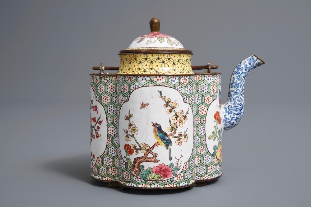 Une th&eacute;i&egrave;re couverte en &eacute;maux de Canton &agrave; d&eacute;cor d'insectes, oiseaux et fleurs, Qianlong
