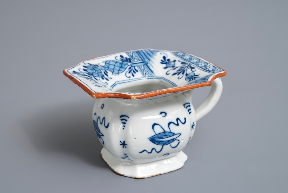 Un crachoir en fa&iuml;ence de Delft en bleu et blanc &agrave; d&eacute;cor chinoiserie, 18&egrave;me