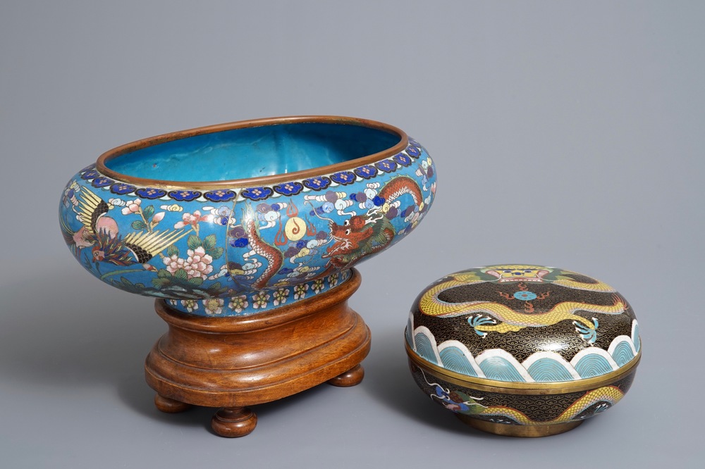 Een Chinese cloisonn&eacute; jardini&egrave;re op houten sokkel en een dekseldoos, 19/20e eeuw
