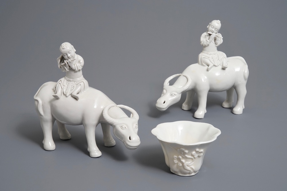 Deux mod&egrave;les de joueurs de flute sur buffles et une tasse &agrave; vin en porcelaine blanc de Chine, 18/19&egrave;me