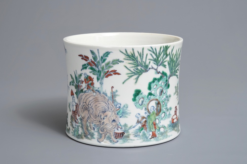 Un pot &agrave; pinceaux en porcelaine de Chine doucai &agrave; d&eacute;cor d'un &eacute;l&eacute;phant, 19/20&egrave;m