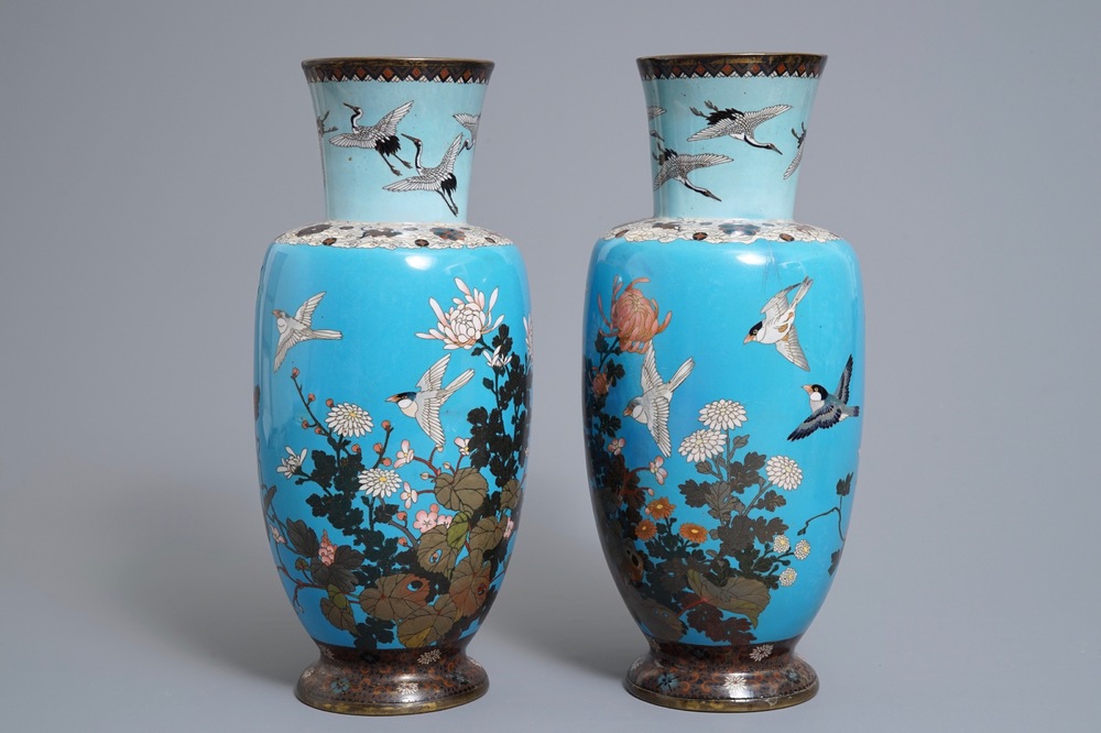Une paire de vases en &eacute;maux cloisonn&eacute;s &agrave; fond bleu l&eacute;ger, Japon, Meiji, 19&egrave;me