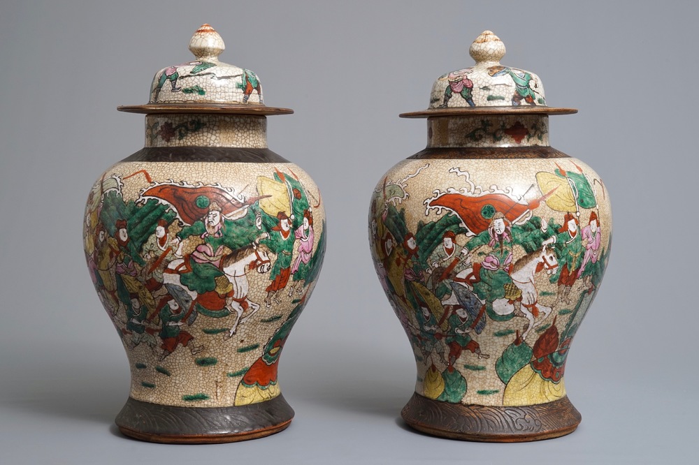 Une paire de vases couverts en porcelaine de Chine famille rose dit 'de Nankin', 19/20&egrave;me
