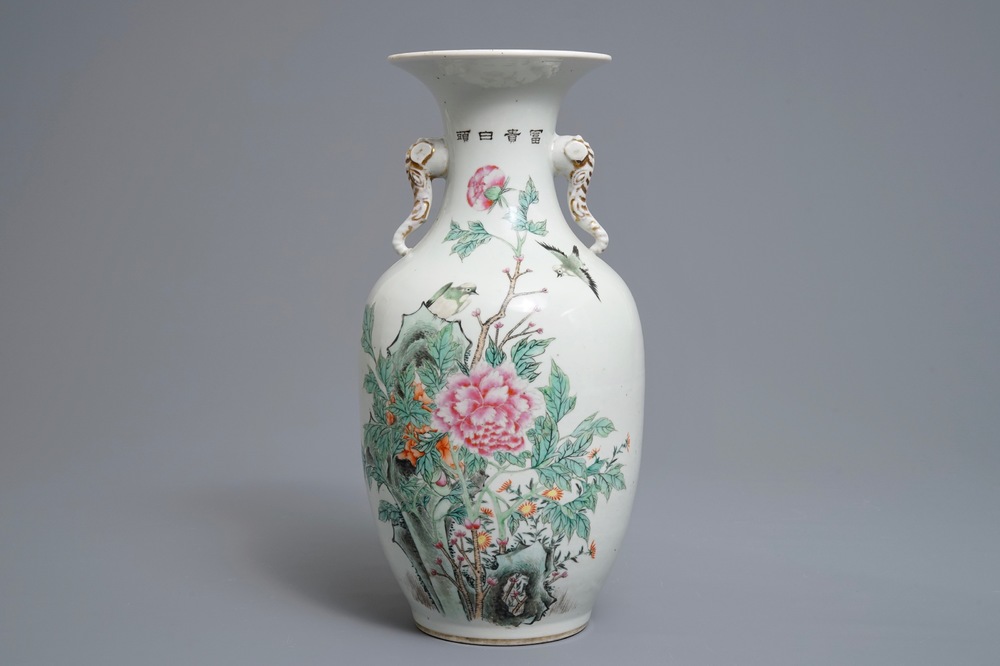 Een Chinese famille rose vaas met olifantenoren, Jingdezhen merk, 20e eeuw