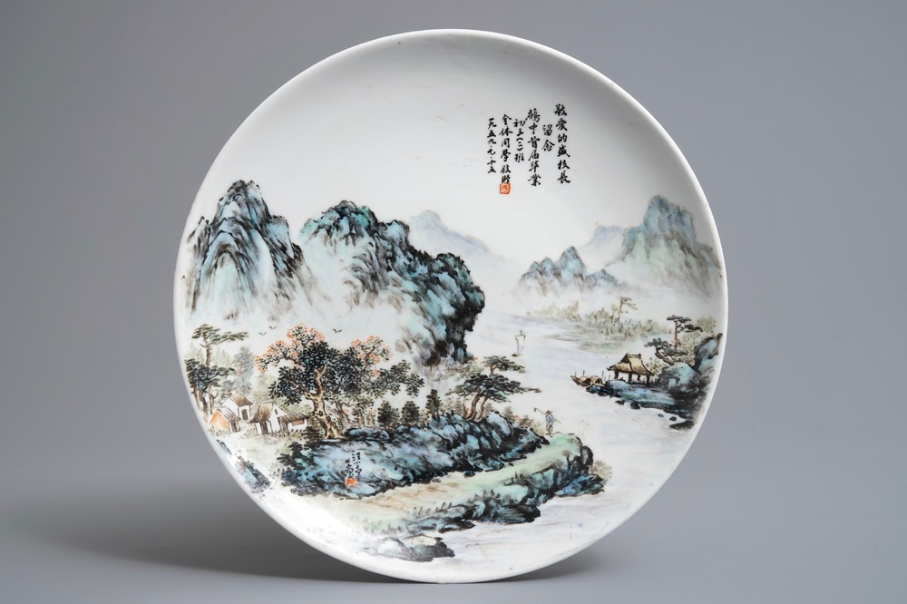Een Chinese qianjiang cai schotel met inscriptie voor Wang Ye Ting, 20e eeuw