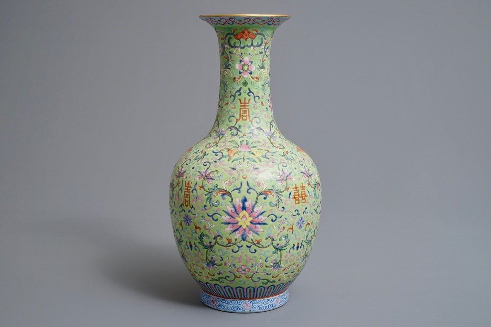 Un vase de forme bouteille en porcelaine de Chine famille rose, marque et &eacute;poque de Jiaqing