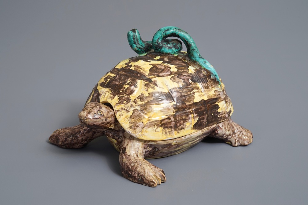 Een polychrome Brusselse dekseldoos in de vorm van een schildpad, 18e eeuw