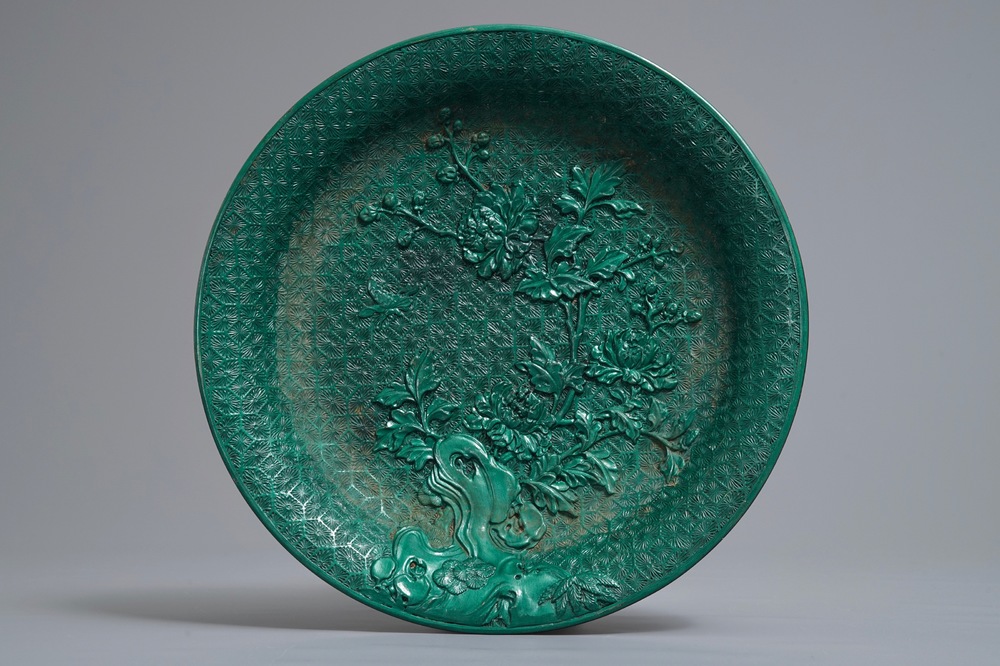 Un plat en laque verte &agrave; d&eacute;cor floral, Chine, 19/20&egrave;me