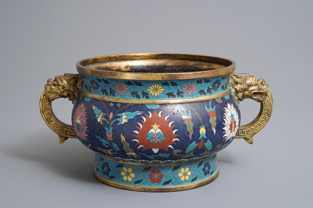 Een grote Chinese cloisonn&eacute; wierookbrander met lotusslingers, Ming/Qing