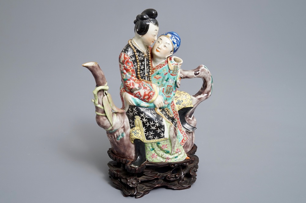 Une th&eacute;i&egrave;re en porcelaine de Chine en forme de couple galante, R&eacute;publique, 20&egrave;me