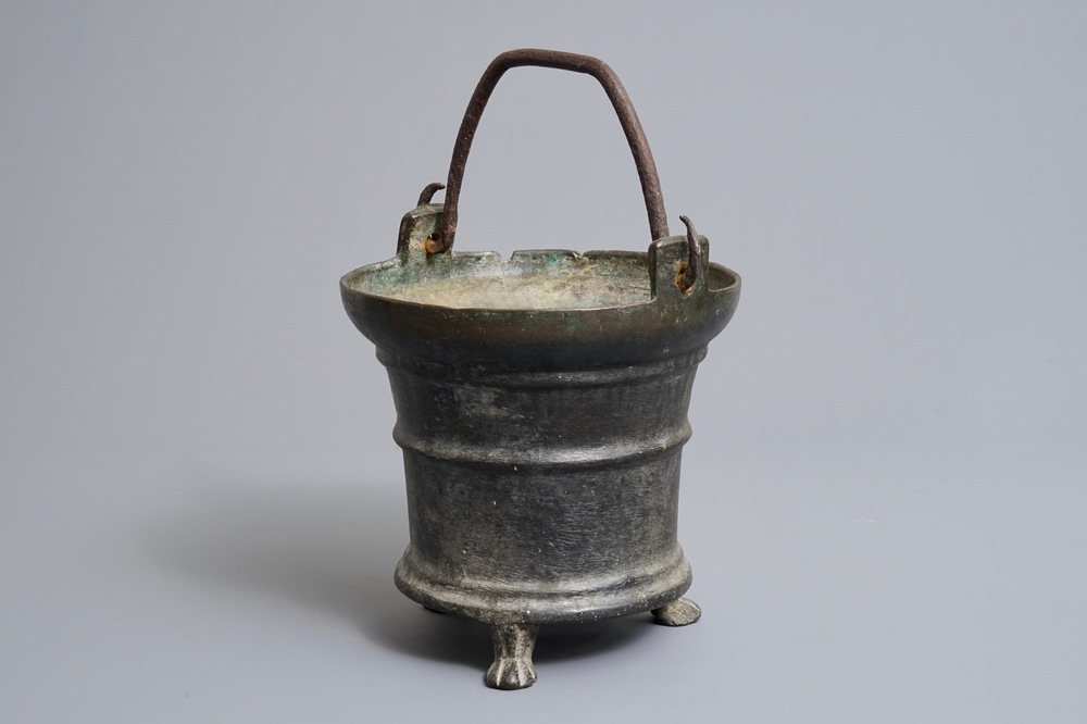 Un seau &agrave; eau b&eacute;nite en bronze, Pays-Bas du Sud, 16&egrave;me