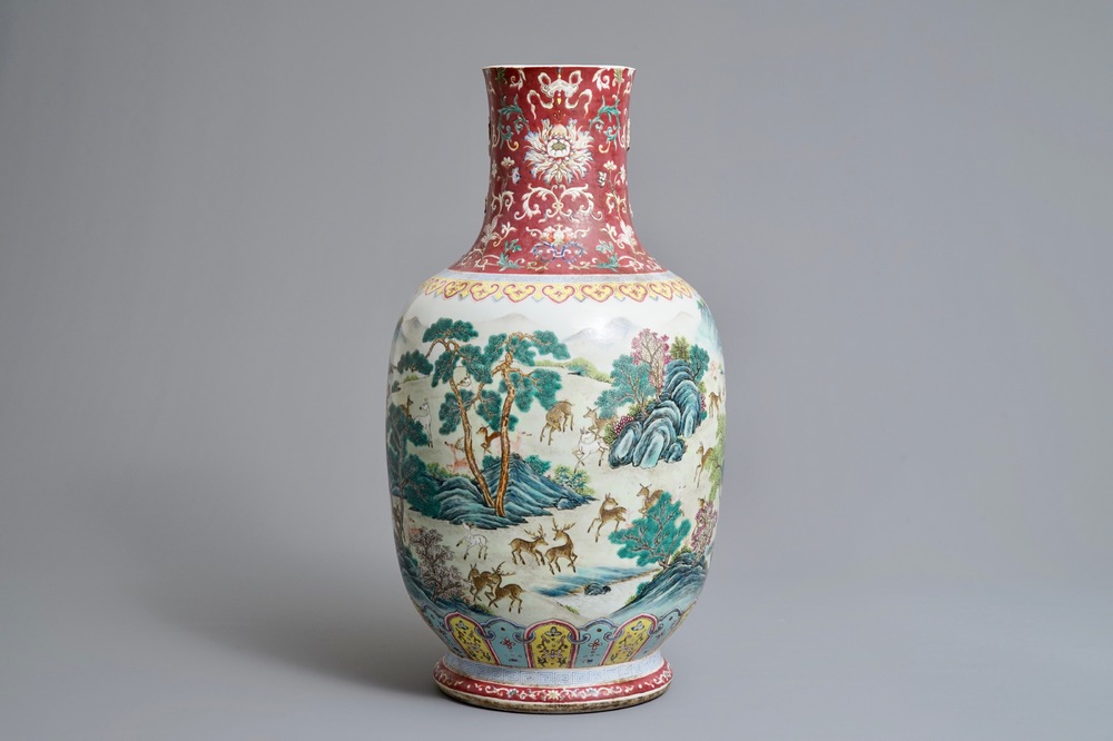 Un vase en porcelaine de Chine famille rose &agrave; d&eacute;cor de daims, marque de Qianlong, 19/20&egrave;me
