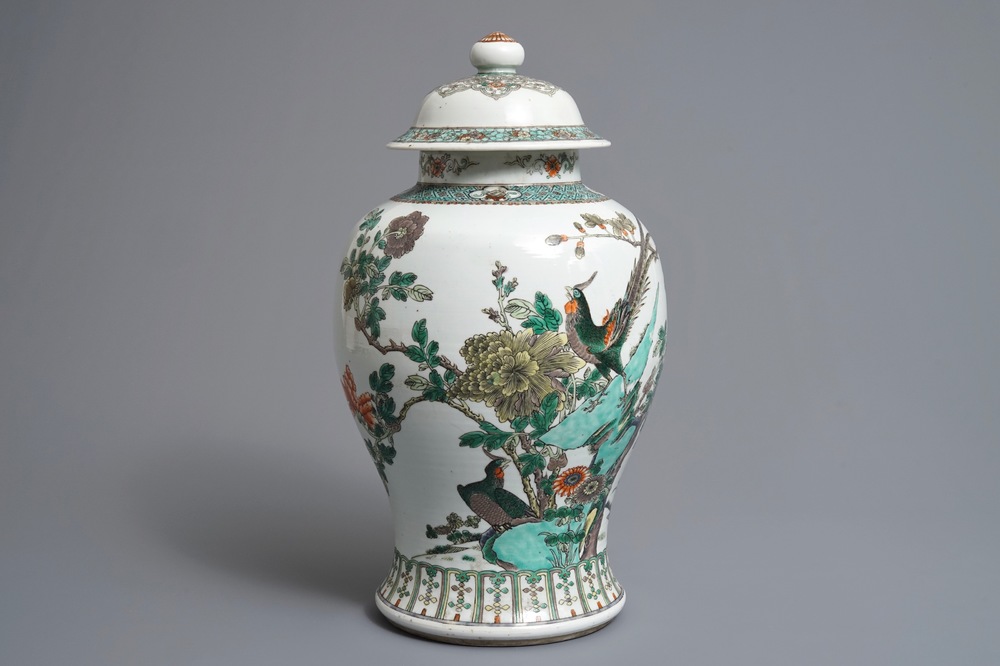 Un vase couvert en porcelaine de Chine famille verte, 19&egrave;me