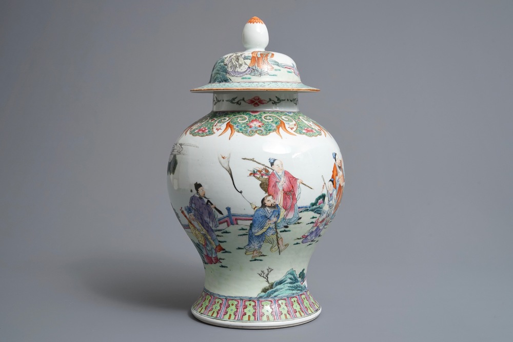 Un vase couvert en porcelaine de Chine famille rose, 19&egrave;me
