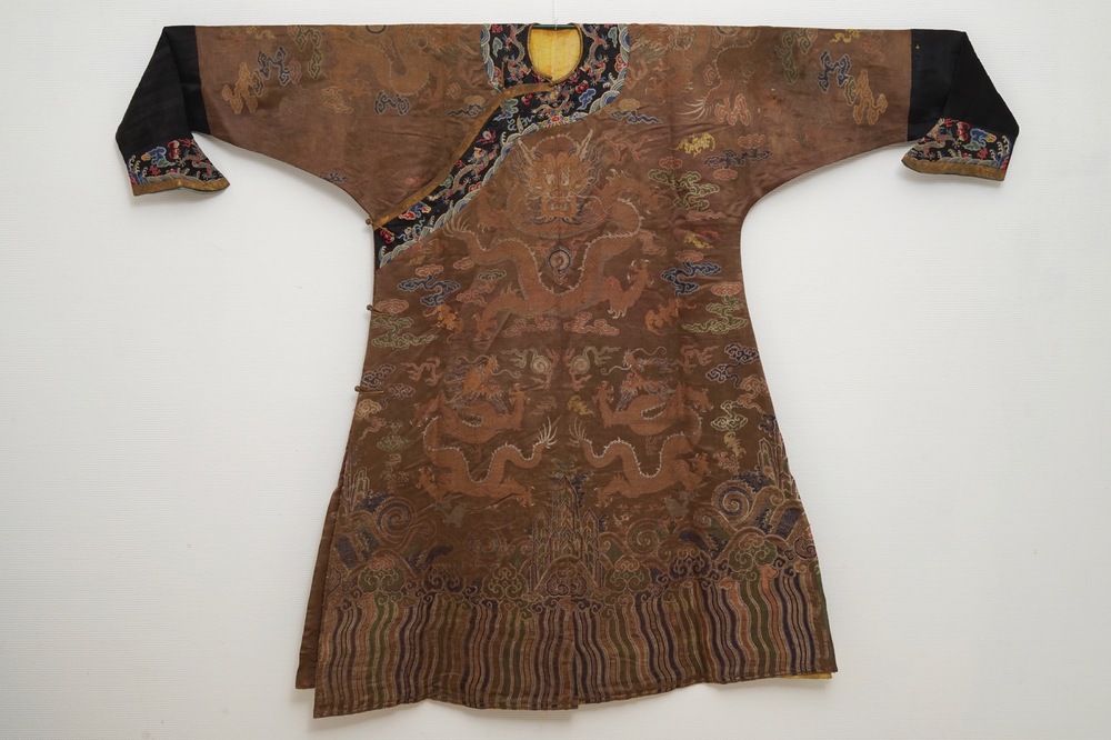 Une robe &agrave; d&eacute;cor de huit dragons sur fond brun en soie brod&eacute;e, Chine, Qianlong