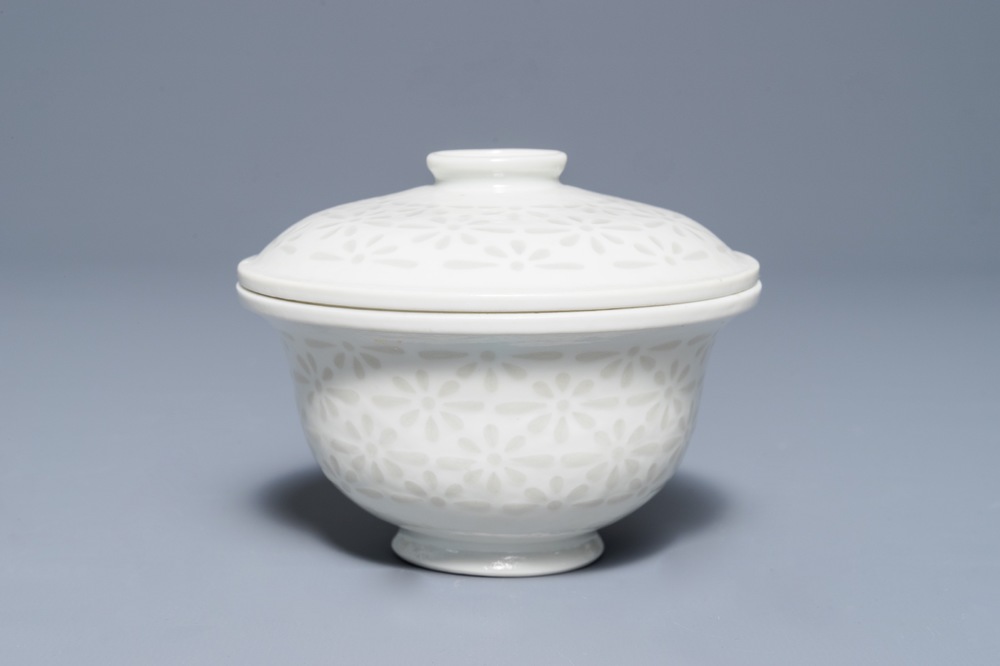 A Chinese Dehua blanc de Chine 'rice grain' bowl and cover, 18/19th C.