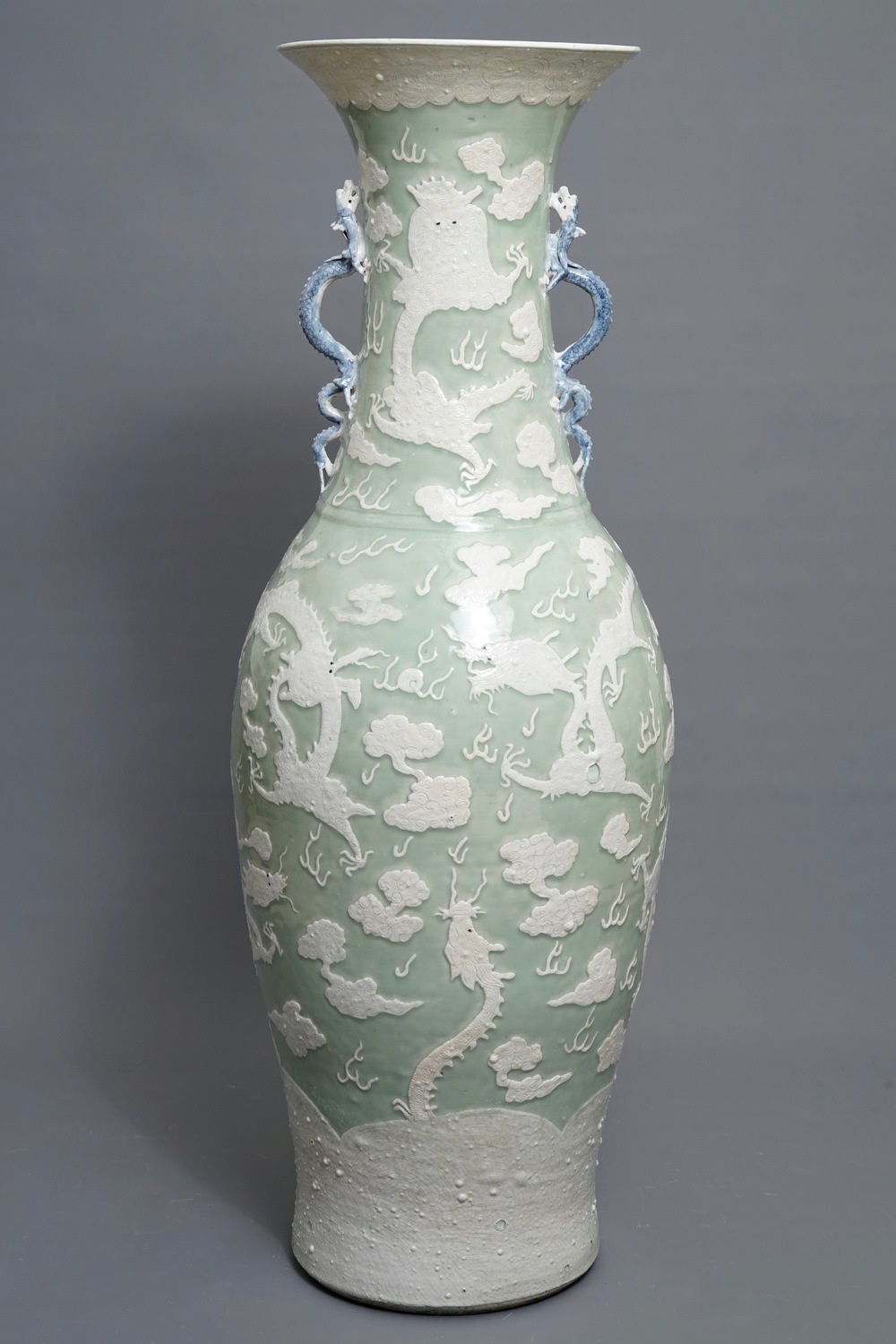 Een kapitale Chinese celadon drakenvaas, 19e eeuw