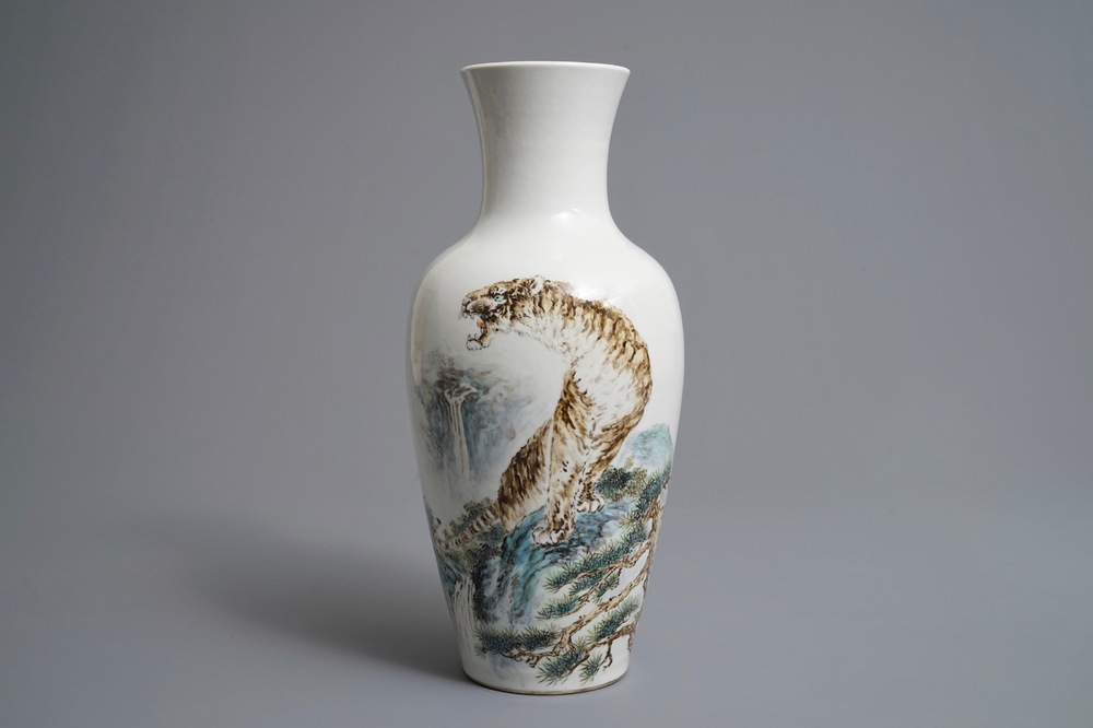 Un vase en porcelaine de Chine &agrave; d&eacute;cor d'un tigre, marque de Qianlong, 20&egrave;me