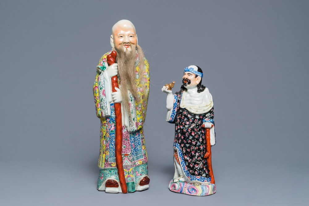 Twee Chinese famille rose figuren van Li Tieguai en Shoulao, 19/20e eeuw