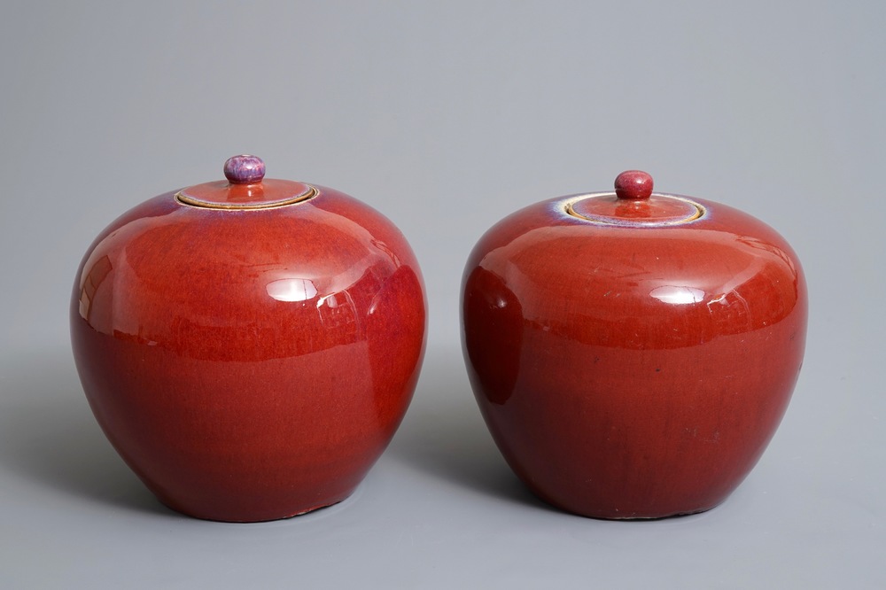 Une paire de pots couverts en porcelaine de Chine sang de boeuf, 19&egrave;me