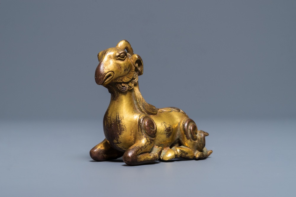 Een Chinees verguld bronzen scrollgewicht in de vorm van een ram, 19/20e eeuw