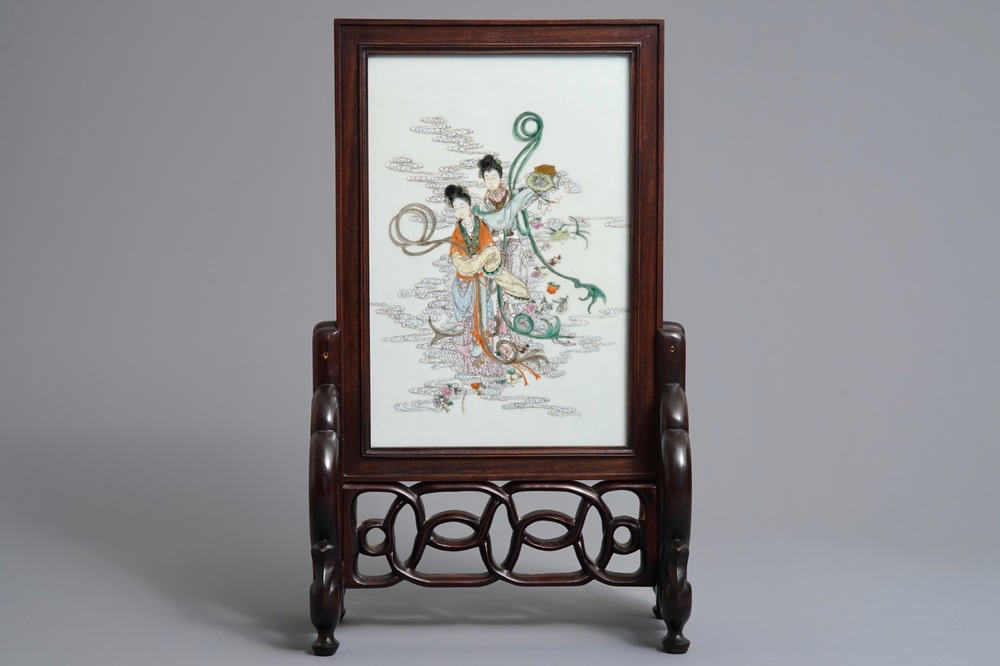 Un &eacute;cran de table en bois et porcelaine de Chine famille rose, 19/20&egrave;me