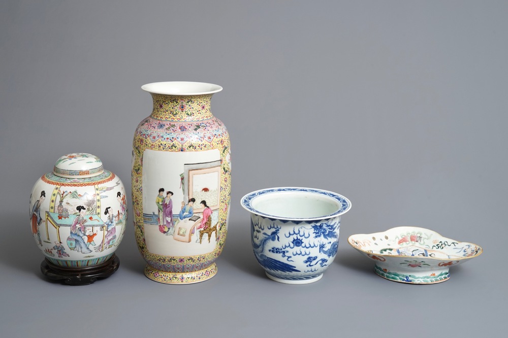 Quatre pi&egrave;ces en porcelaine de Chine bleu et blanc et famille rose, 19/20&egrave;me