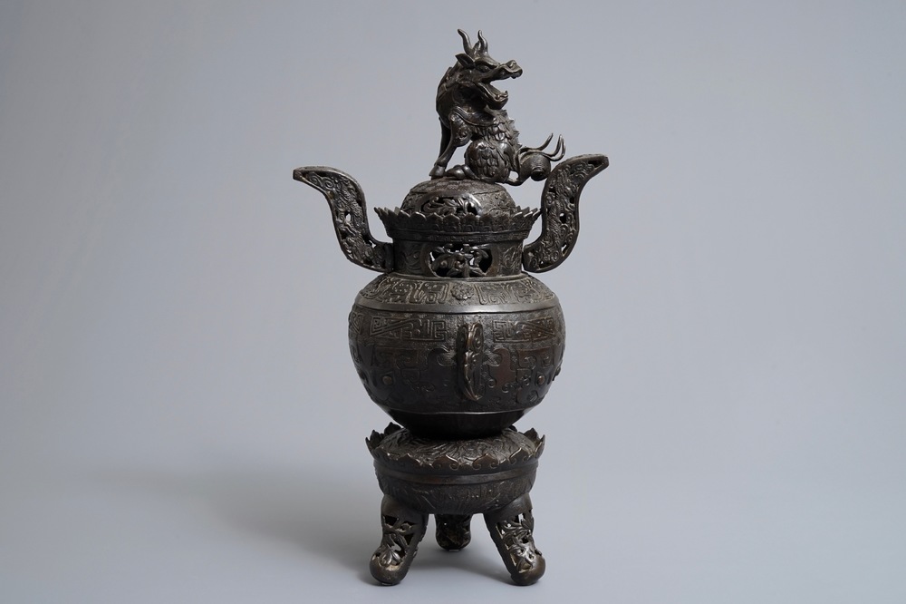 Een grote Chinese bronzen wierookbrander op drie poten, 19/20e eeuw