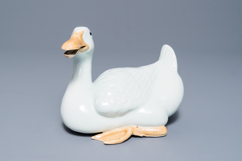 Een Chinees blanc de Chine model van een gans, reli&euml;fmerk, Republiek, 20e eeuw