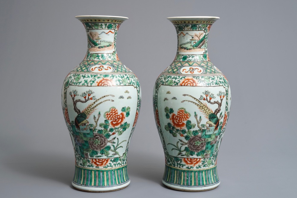 Une paire de vases en porcelaine de Chine famille verte, 19/20&egrave;me