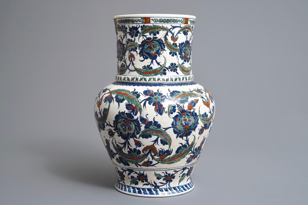 Een Iznik-stijl vaas met floraal decor, Samson, Parijs, 19e eeuw