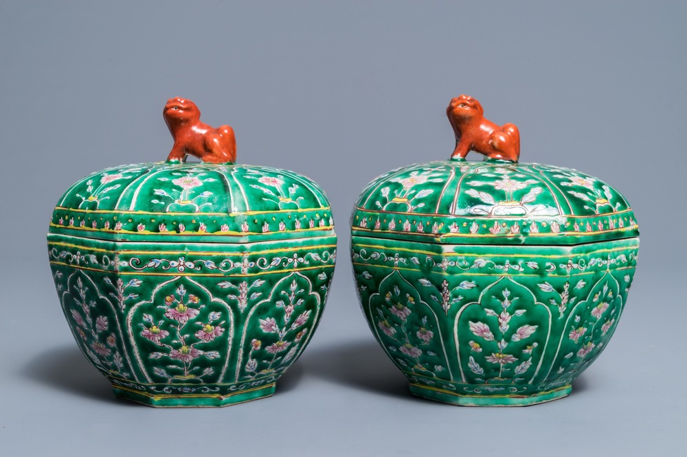 Une paire de bols couverts en porcelaine de Chine de style Bencharong pour le march&eacute; thai, 19&egrave;me