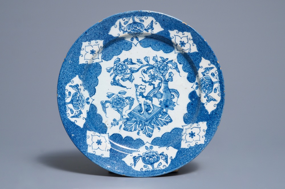Une assiette en fa&iuml;ence de Delft en bleu et blanc, Angleterre, Bristol ou Liverpool, 18&egrave;me
