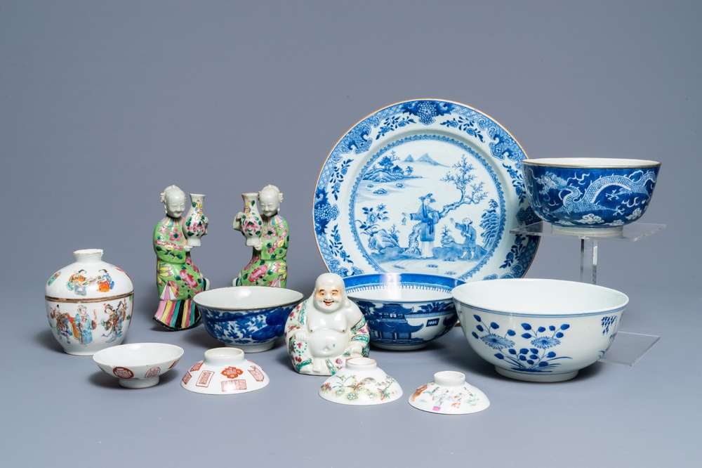 Une collection de porcelaines de Chine famille rose et bleu et blanc dont 'Bleu de Hue', 18/19&egrave;me