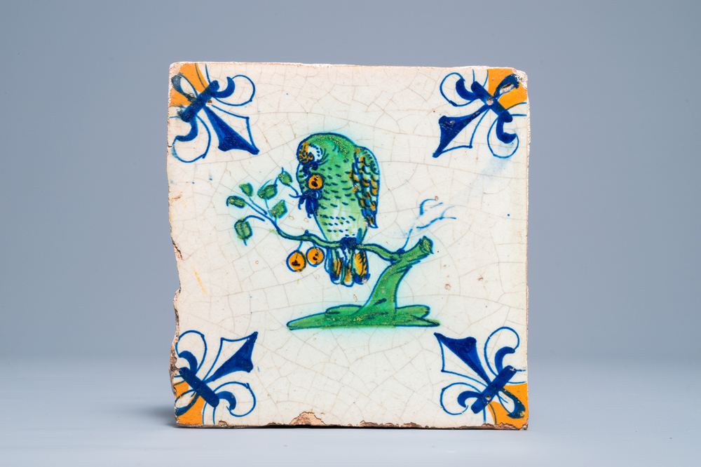 Un carreau en fa&iuml;ence de Delft polychrome &agrave; d&eacute;cor d'un perroquet, d&eacute;but du 17&egrave;me