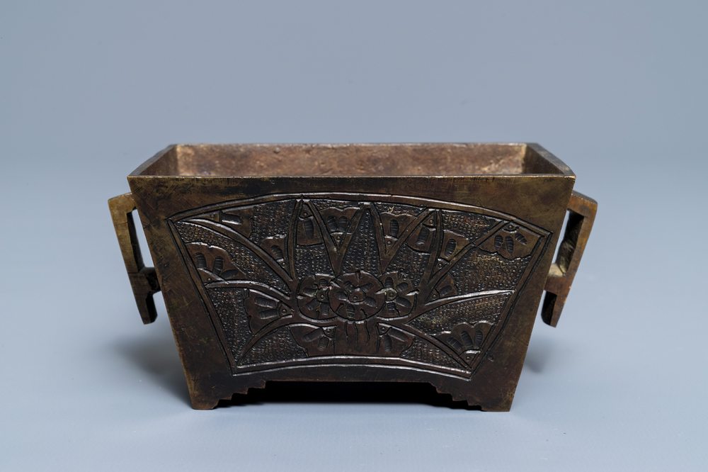 Un br&ucirc;le-parfum de forme rectangulaire en bronze, Chine, marque de Qianlong, 19&egrave;me