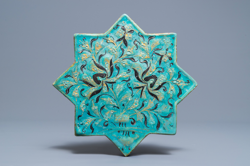 Un carreau en forme d'&eacute;toile de type Lajvardina &agrave; fond turquoise, Kashan, Iran, 13&egrave;me